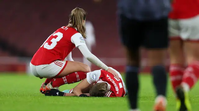 Miedema utburen på bår när Arsenal förlorade