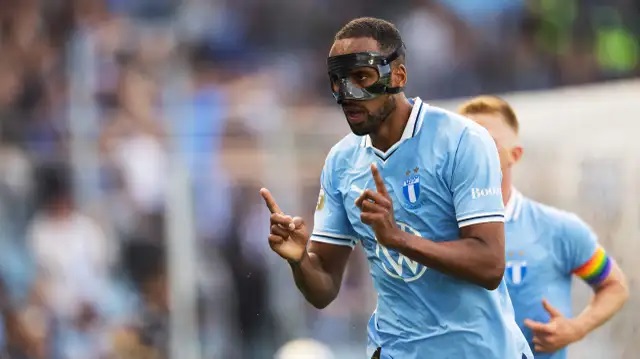 Kiese Thelin dök upp i mask