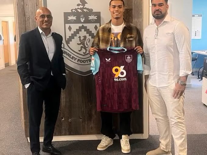 Ronaldinhos son klar för Burnley